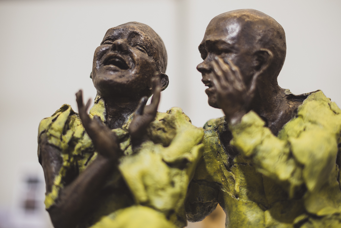 rozimages - Event photography - Salon des Arts et du Feu 2015 - Sculptures of two men talking and laughing - Martres-Tolosane, France