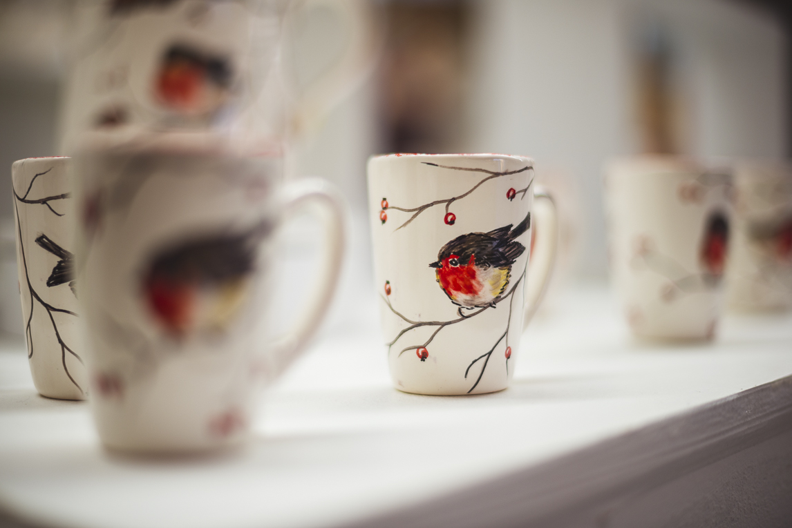 rozimages - Event photography - Salon des Arts et du Feu 2015 - cups with painted birds, on display - Martres-Tolosane, France