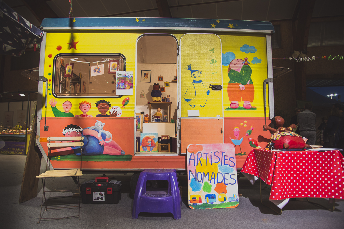 rozimages - Event photography - Salon des Arts et du Feu 2015 - coloured caravan with sculptures inside - Martres-Tolosane, France