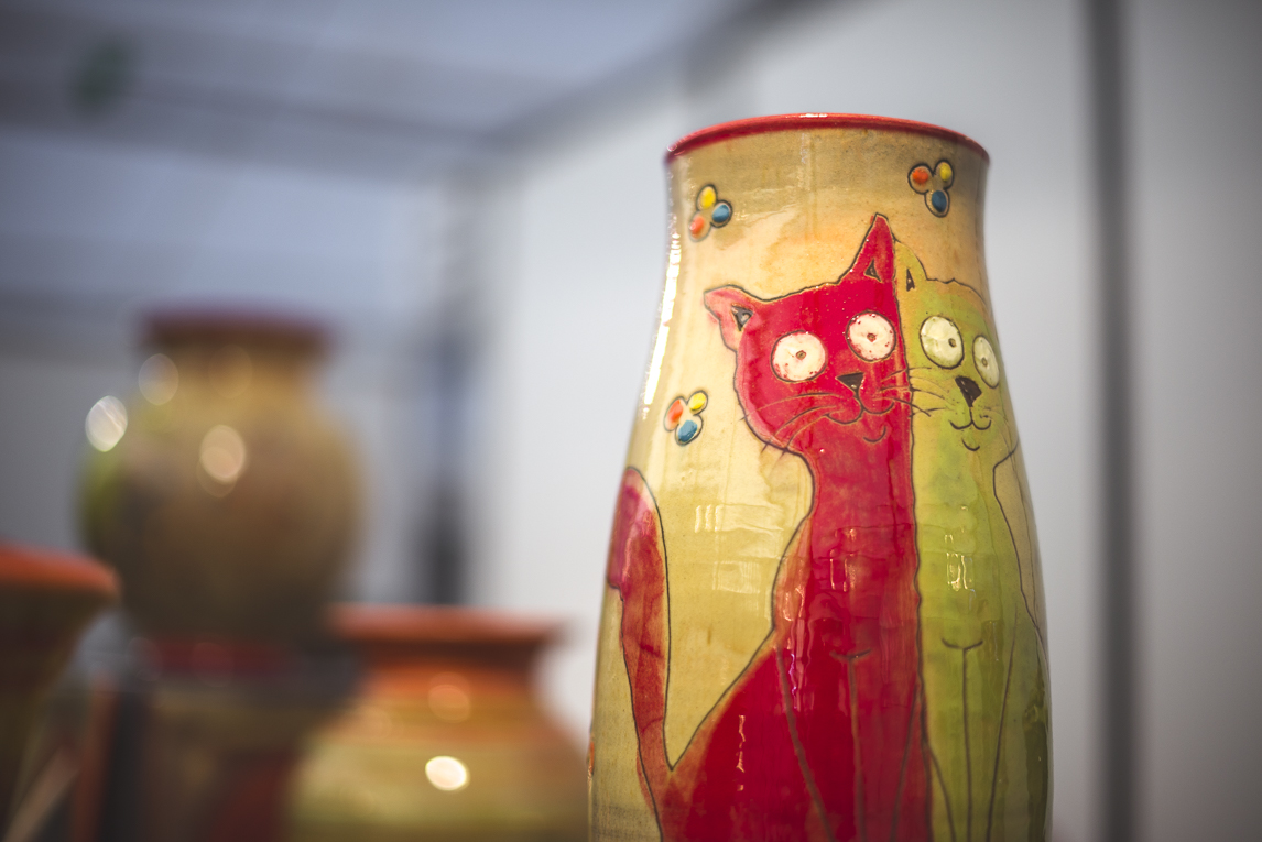 rozimages - Event photography - Salon des Arts et du Feu 2015 - pottery with painted cats, on display - Martres-Tolosane, France