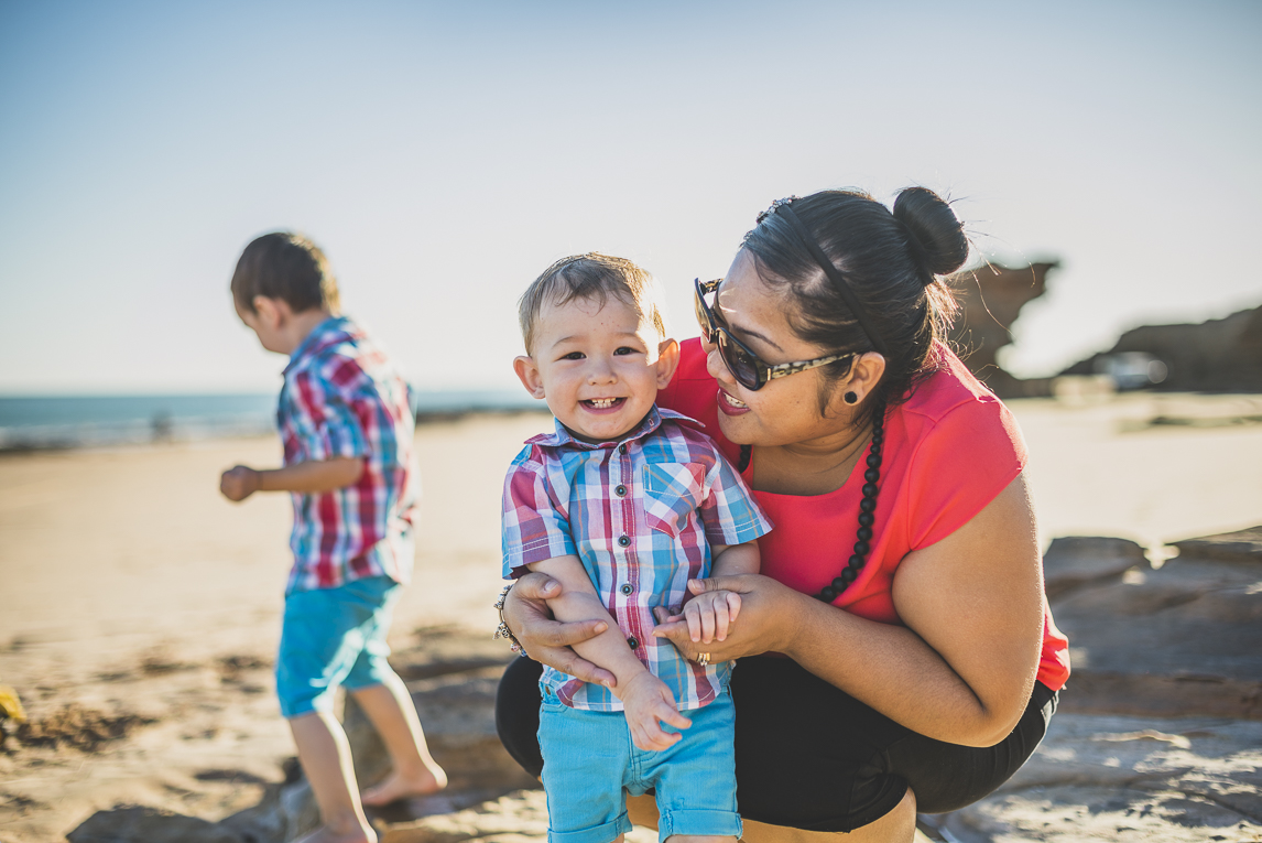 rozimages - photographie de famille - session à la plage - maman et petit garçon se calinant sur la plage, deuxième garçon dans le fond - Reddell Beach, Broome, Australie