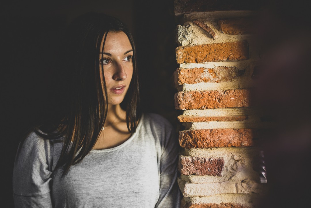 rozimages - lifestyle photography and portraits - individual session - woman looking out a window - Mondavezan, France