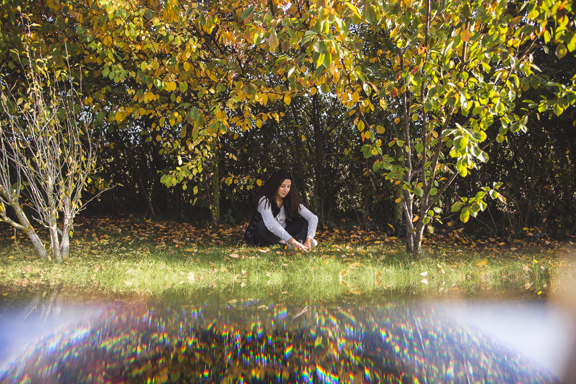 rozimages - photographie lifestyle et portraits - séance individuelle - femme assise dans l'herbe sous les arbres - Mondavezan, France