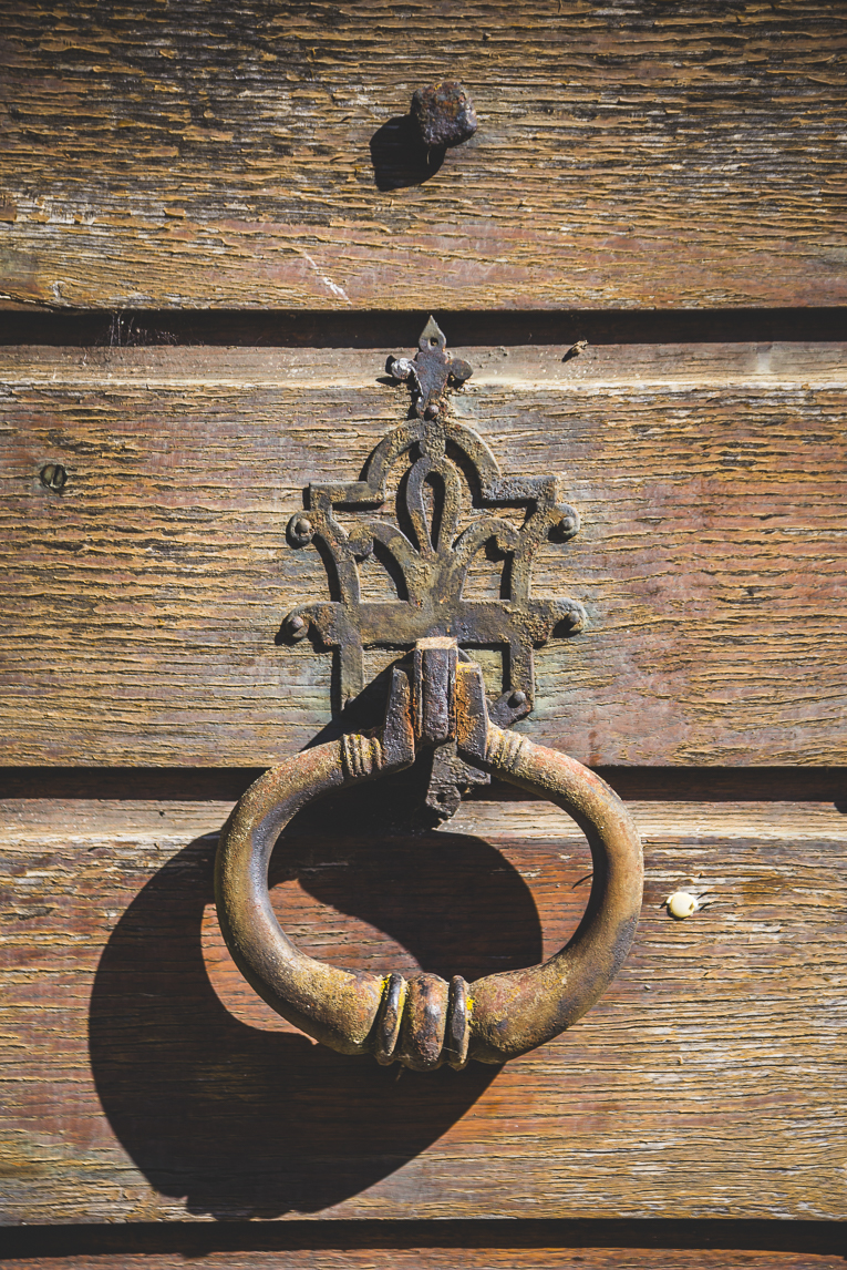 rozimages - travel photography - old knocker on wooden door - Palaminy, France