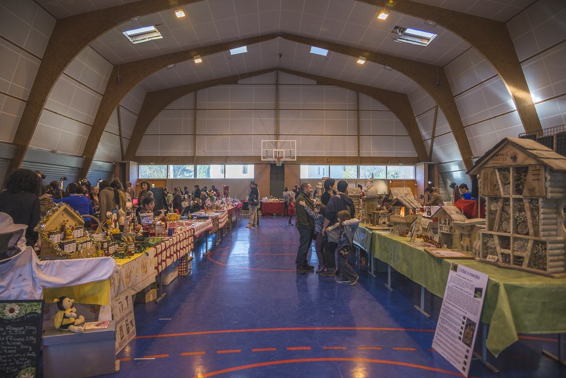 rozimages - event photography - community event - Christmas Market 2015 - rows of market stalls - Mondavezan, France