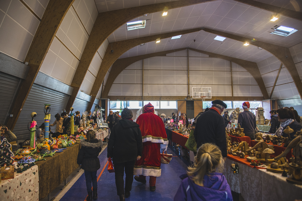 rozimages - event photography - community event - Christmas Market 2015 - rows of market stalls - Mondavezan, France