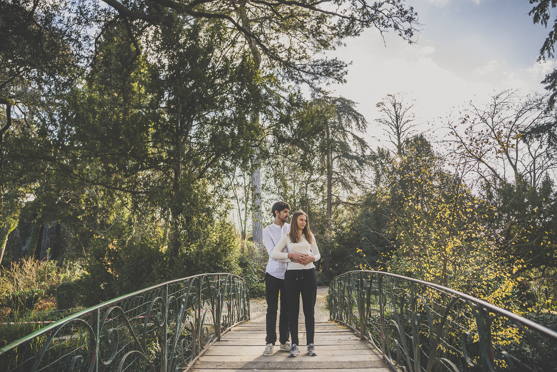 rozimages - couple photography - couple on a bridge - Jardin des plantes, Toulouse, France