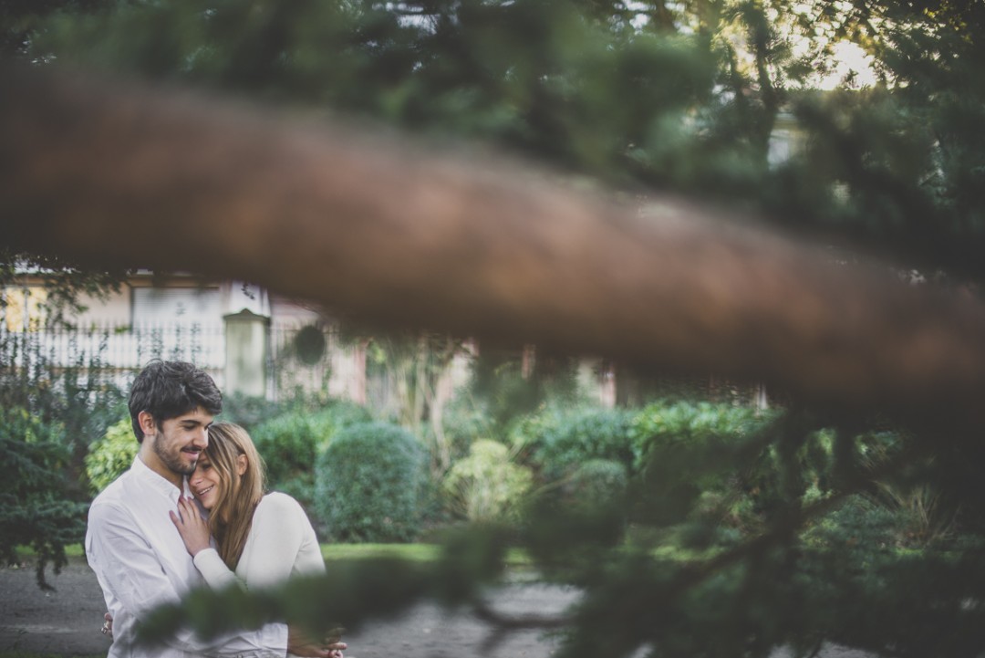 Couple photographer Toulouse - Couple hugging behind tree branches at Jardin des plantes, Toulouse. Photographer: rozimages