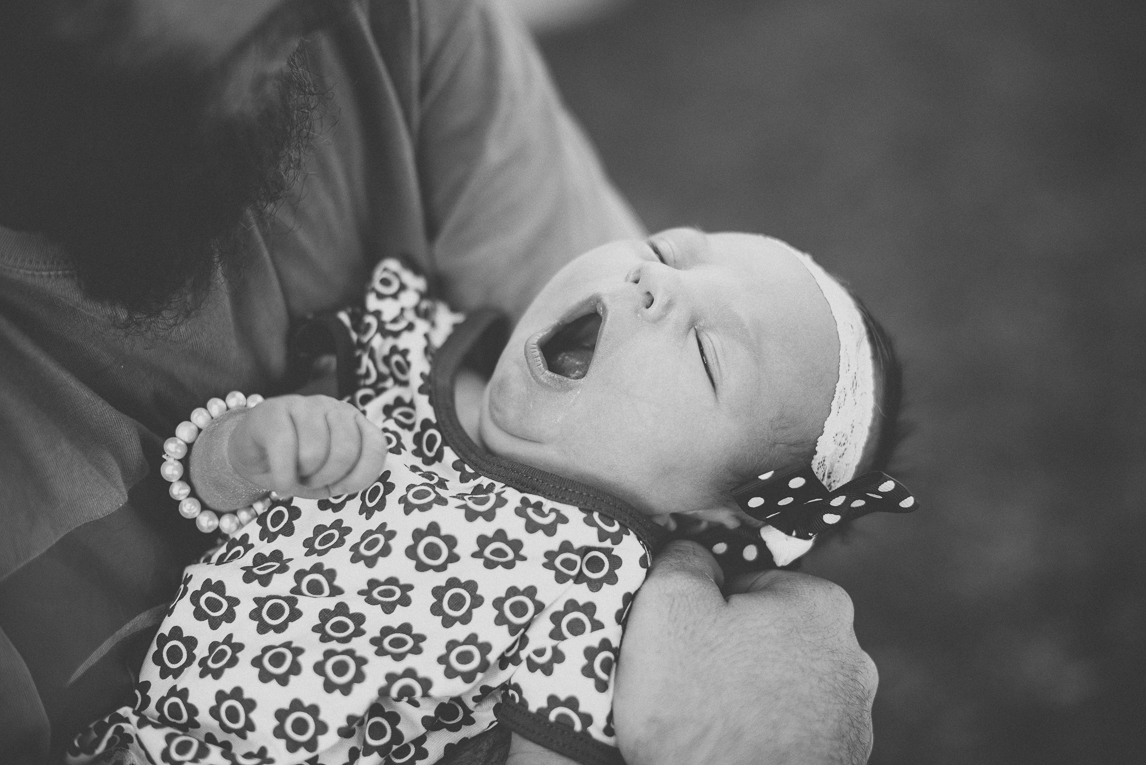 rozimages - photographie de famille - photographie de nouveaux-nés - nouveau-né dans les bras de son papa - Broome, Australie