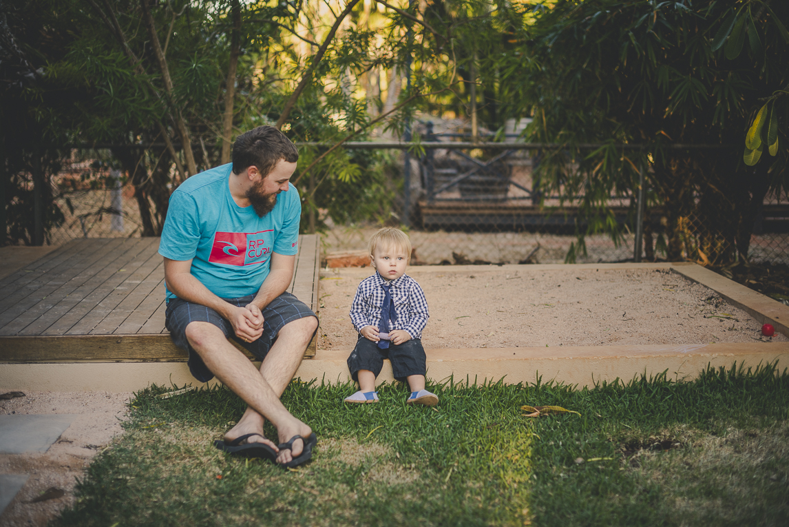 rozimages - photographie de famille - photographie de nouveaux-nés - petit garçon et son papa assis - Broome, Australie