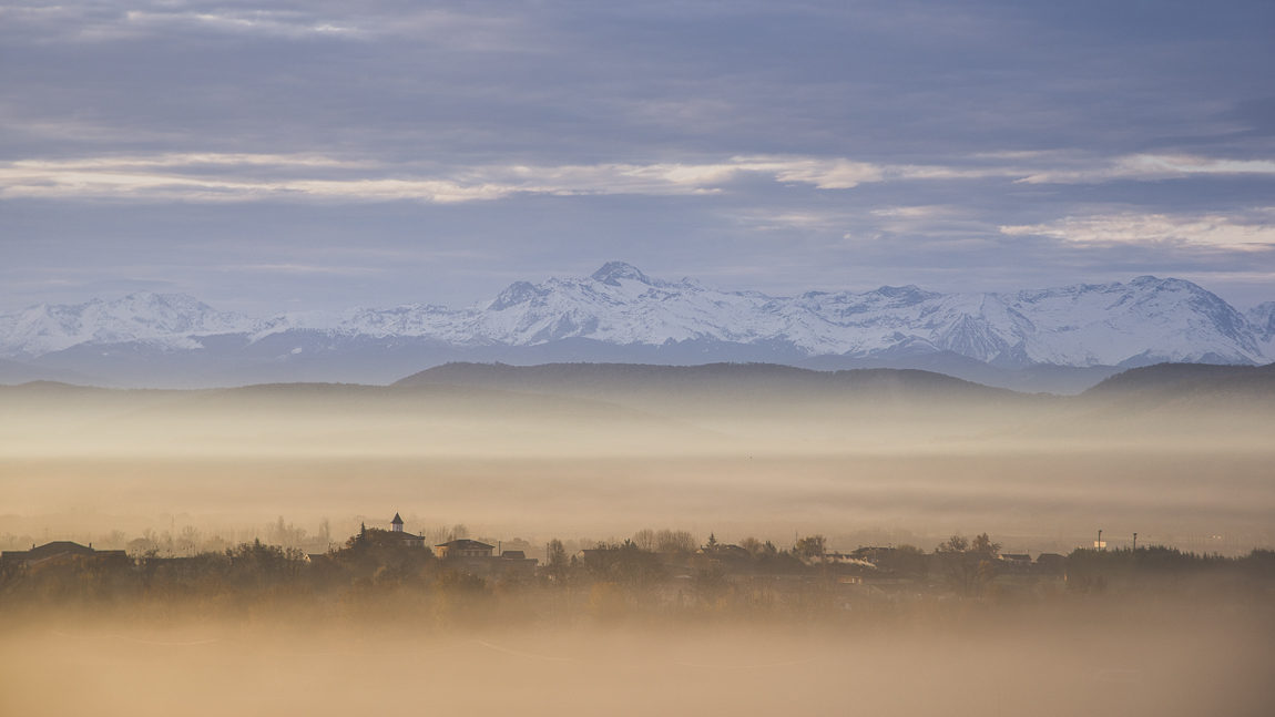 rozimages - travel photography - view of the Pyrenees mountains - Mondavezan, France