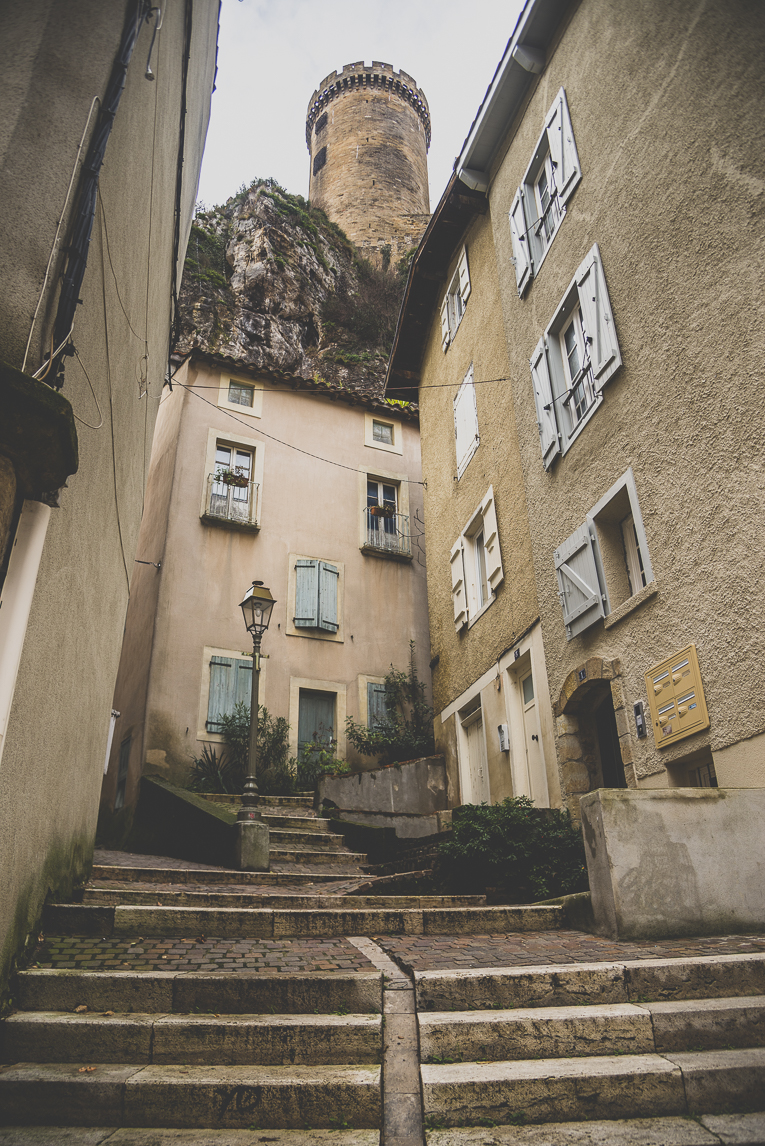 rozimages - photographie de voyage - rue escarpée et bâtiments - Foix, France