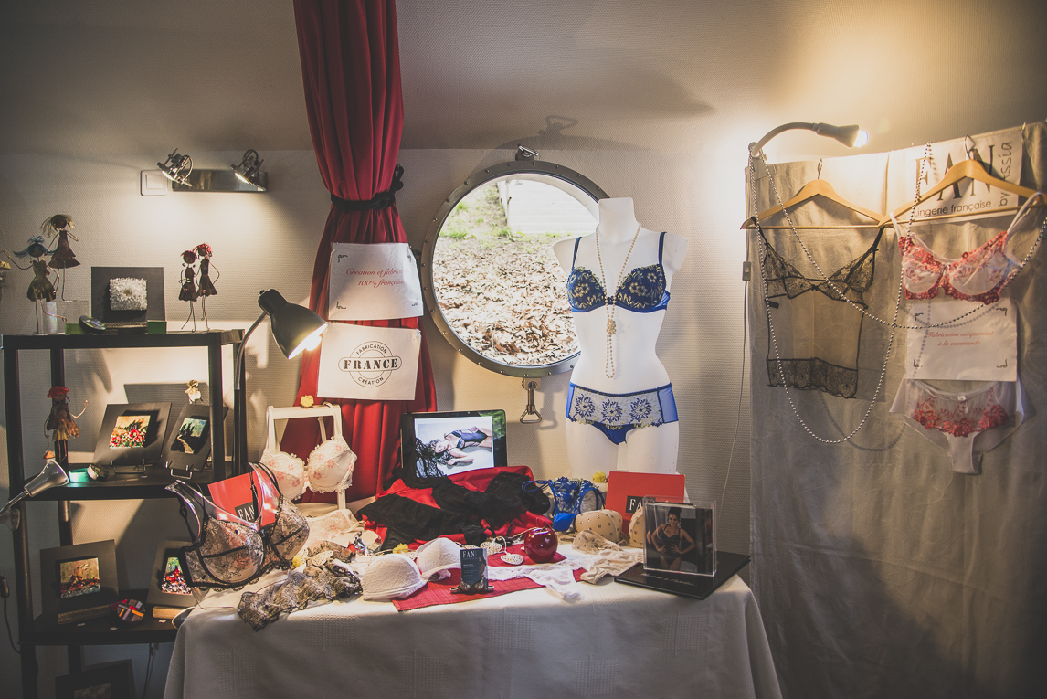 Salon Bien-être et Créations Toulouse - Présentoir de lingerie - Photographe évènementiel