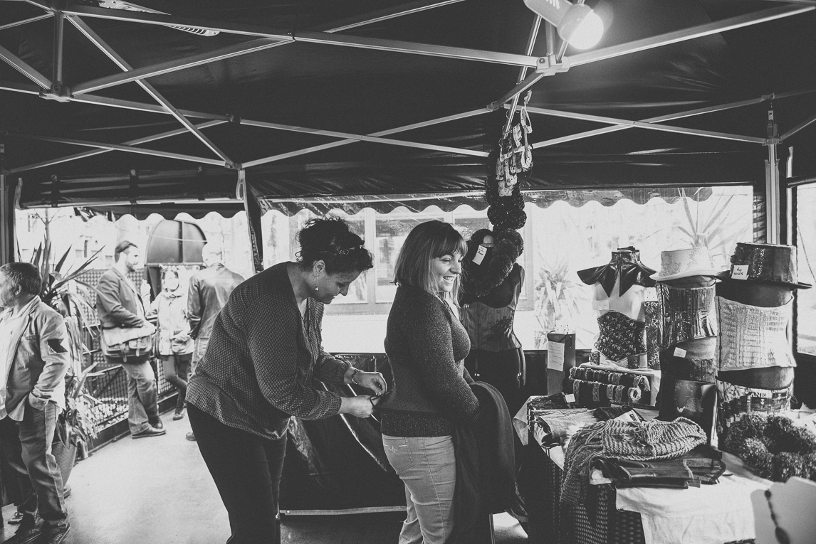 Salon Bien-être et Créations Toulouse - femme essayant un corset - Photographe évènementiel