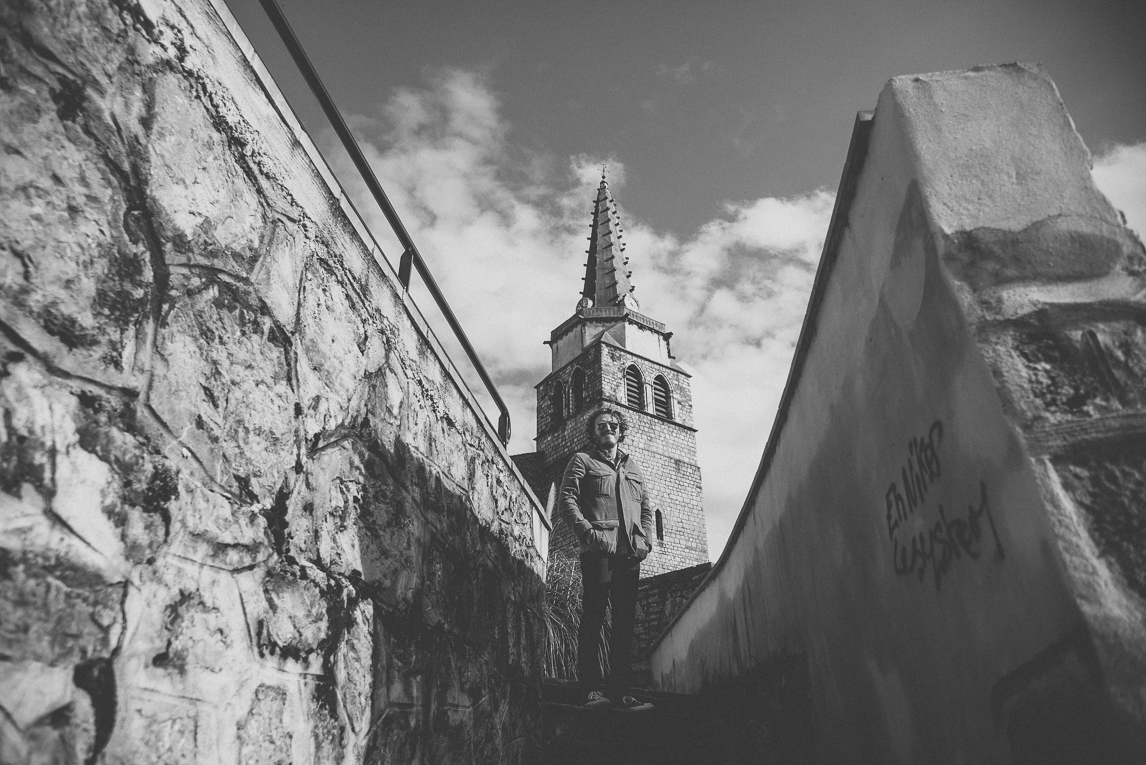 Photo de la ville de Saint-Girons - clocher d'église et homme - Photographe Saint-Girons