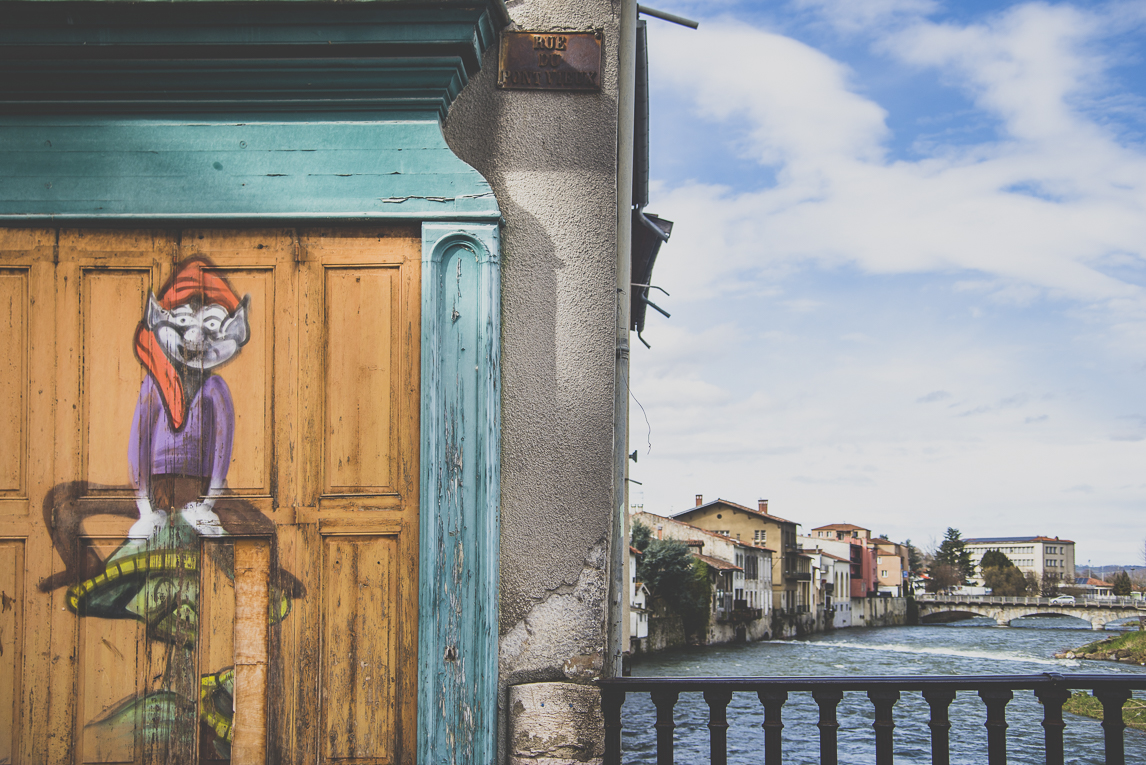 Photo de la ville de Saint-Girons - porte peinte et rivière - Photographe Saint-Girons