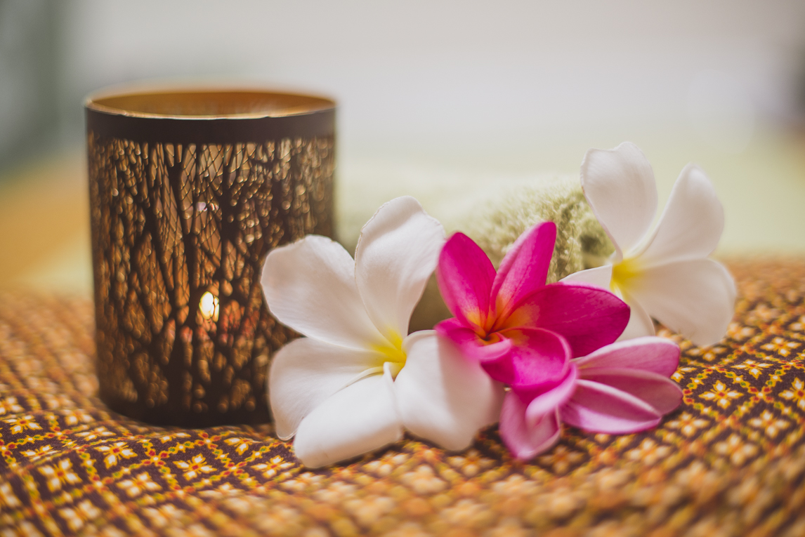 Thai Touch Massage Utopia Broome - bougie et fleurs - Photographe pour entreprise