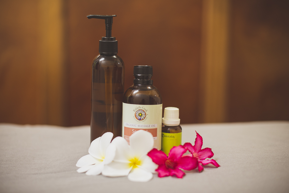 Thai Touch Massage Utopia Broome - produits d'huile de massage et fleurs - Photographe pour entreprise