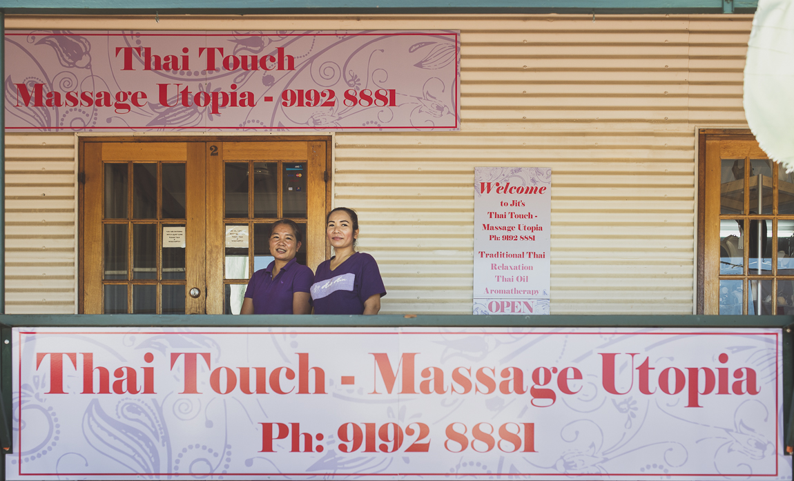 Thai Touch Massage Utopia Broome - équipe posant devant centre de massage - Photographe pour entreprise