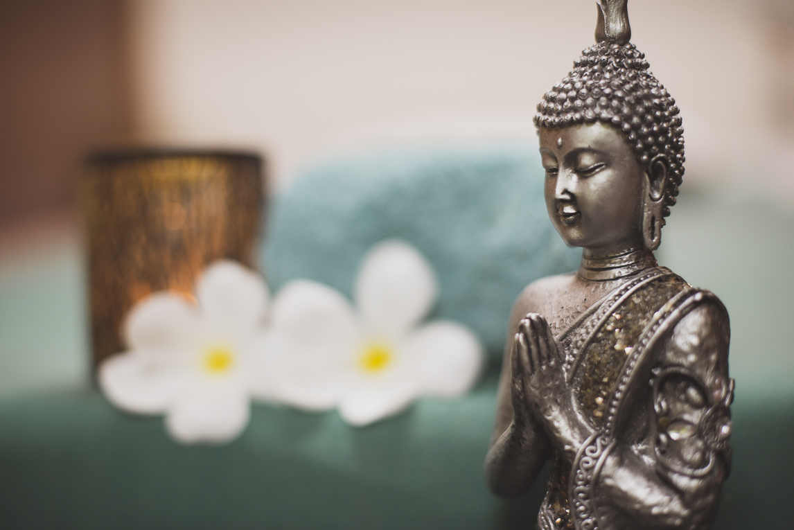 Thai Touch Massage Utopia Broome - figurine de bouddha et fleurs - Photographe pour entreprise