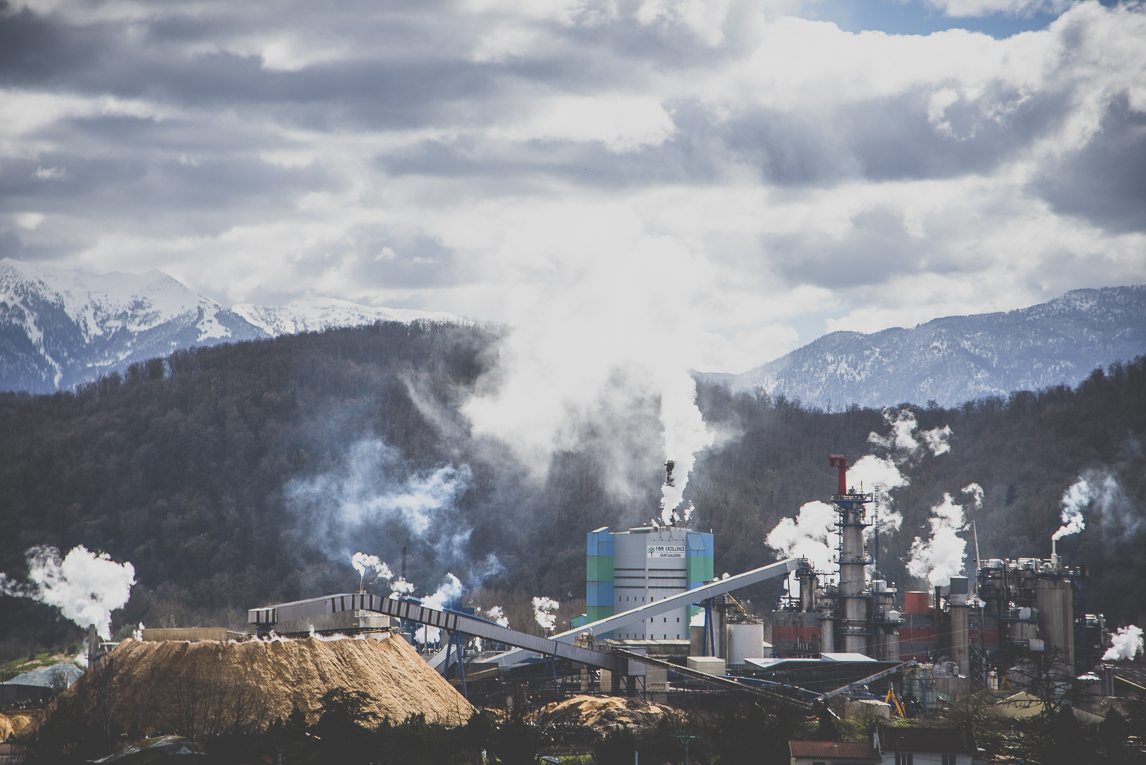 Photo de la ville de Saint-Gaudens - usine et montagnes - Photographe Saint-Gaudens