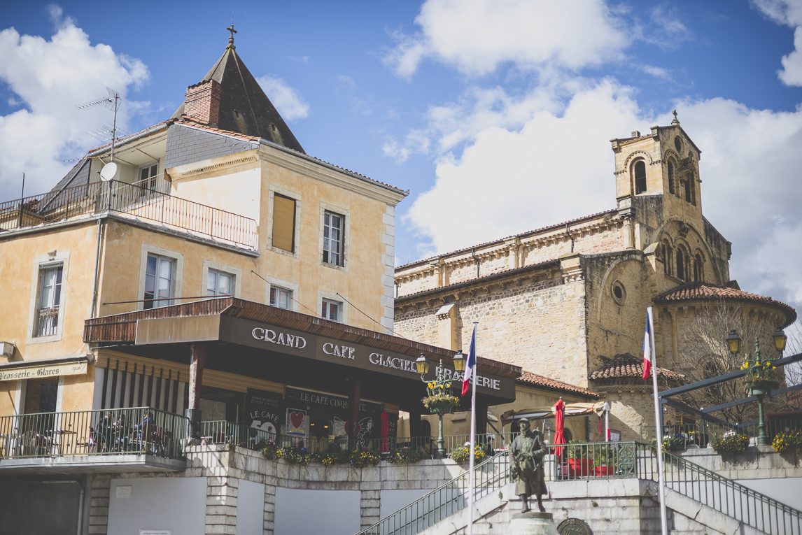 Photo de la ville de Saint-Gaudens - église et restaurant - Photographe Saint-Gaudens