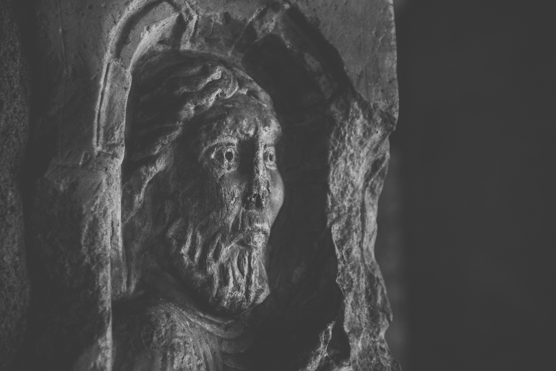 Photo de la ville de Saint-Gaudens - sculpture dans un cloitre - Photographe Saint-Gaudens