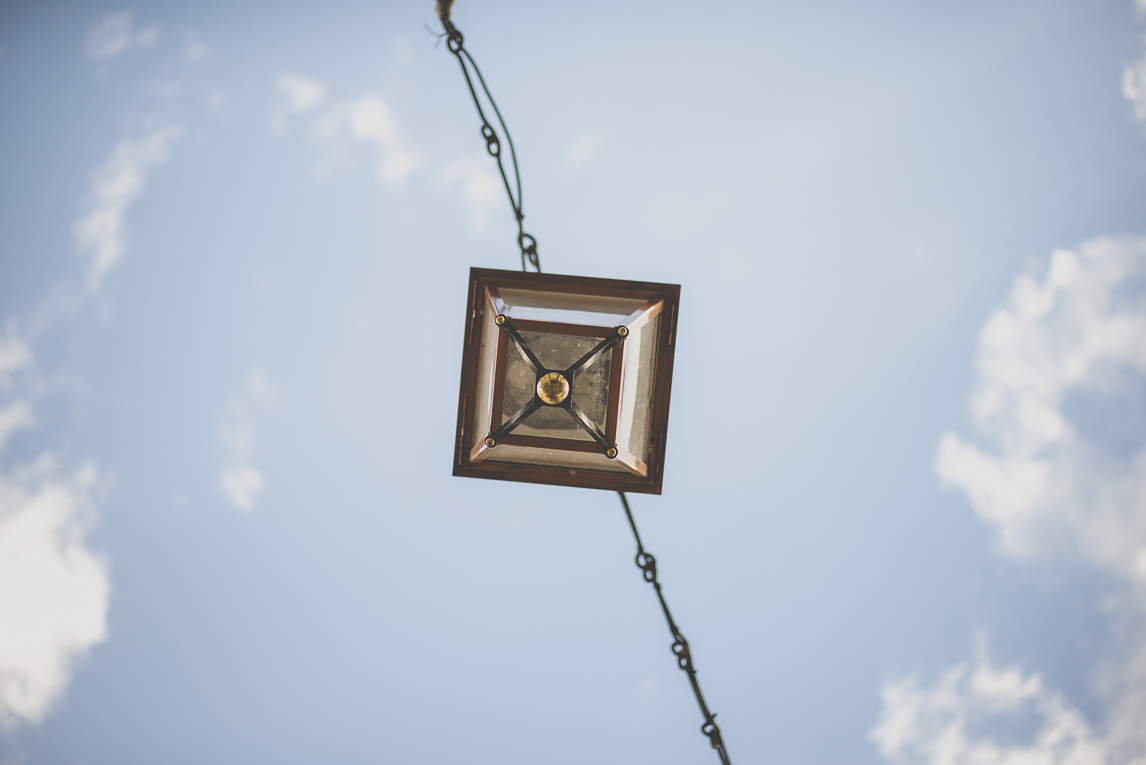 Photo de la ville de Saint-Gaudens - lampadaire suspendu - Photographe Saint-Gaudens