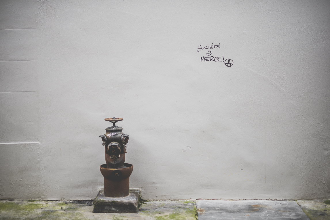 Photo de la ville de Saint-Gaudens - bouche d'incendie et graffiti - Photographe Saint-Gaudens