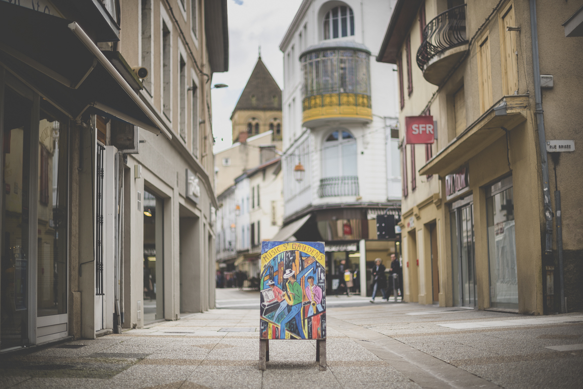 Photo de la ville de Saint-Gaudens - panneau de magasin dans la rue - Photographe Saint-Gaudens
