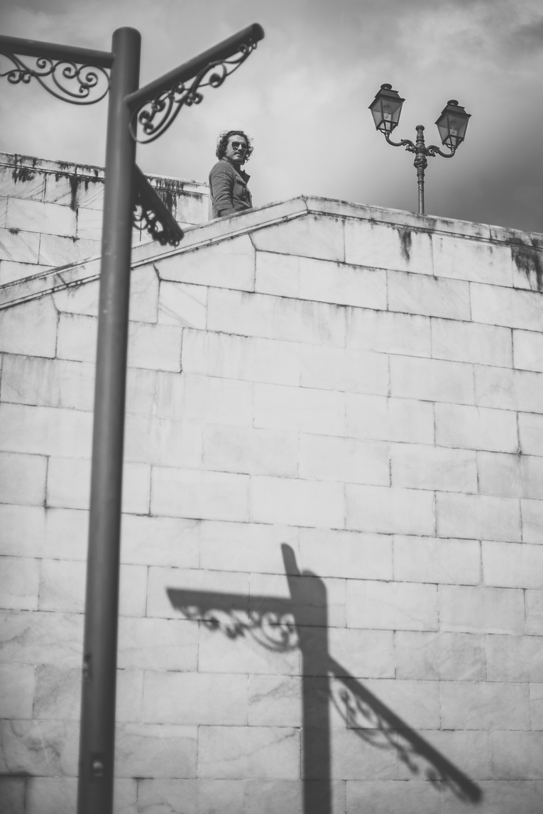 Photo de la ville de Saint-Gaudens - homme et lampadaire - Photographe Saint-Gaudens