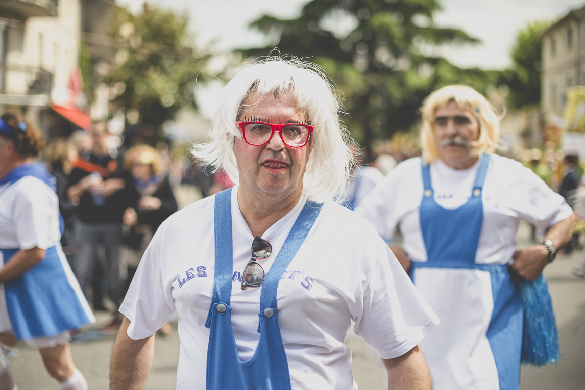 Fête des fleurs Cazères 2016 - hommes déguisés en majorettes de défilé - Photographe évènementiel