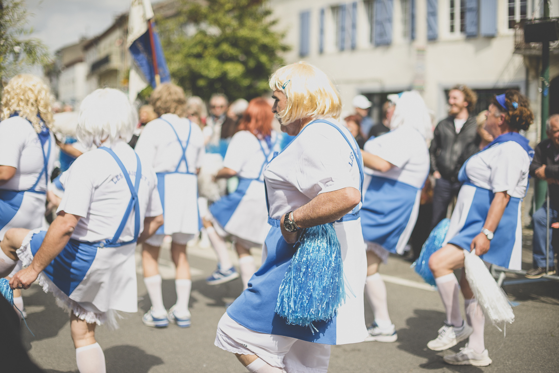 Fête des fleurs Cazères 2016 - hommes déguisés en majorettes de défilé - Photographe évènementiel