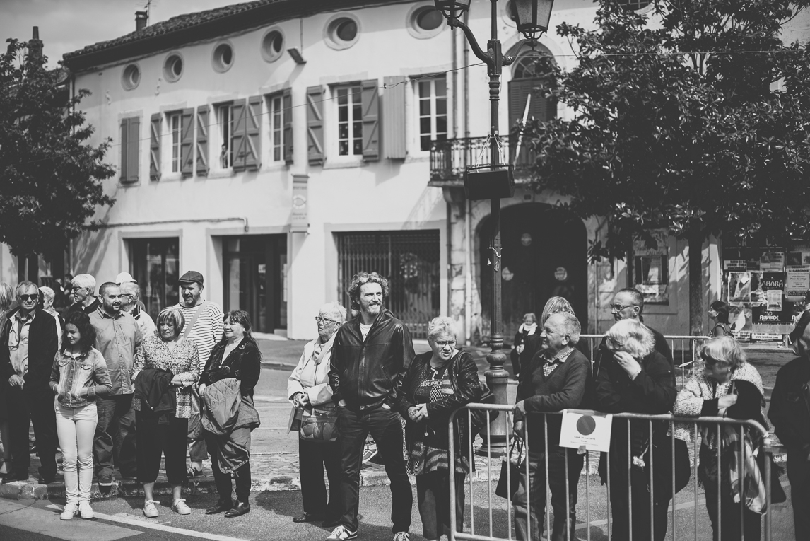 Fête des fleurs Cazères 2016 - personnes regardant le défilé - Photographe évènementiel