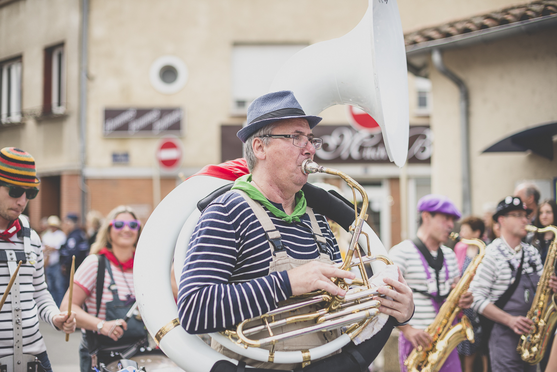 Fête des fleurs Cazères 2016 - orchestra players marching in parade - Event Photographer