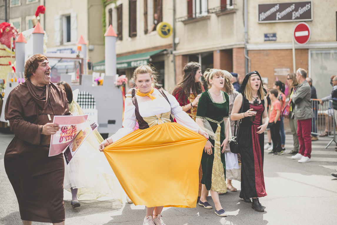 Fête des fleurs Cazères 2016 - people dressed up marching in parade - Event Photographer