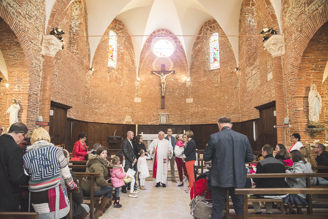 Baptême à Mondavezan - famille à l'église - Photographe de famille