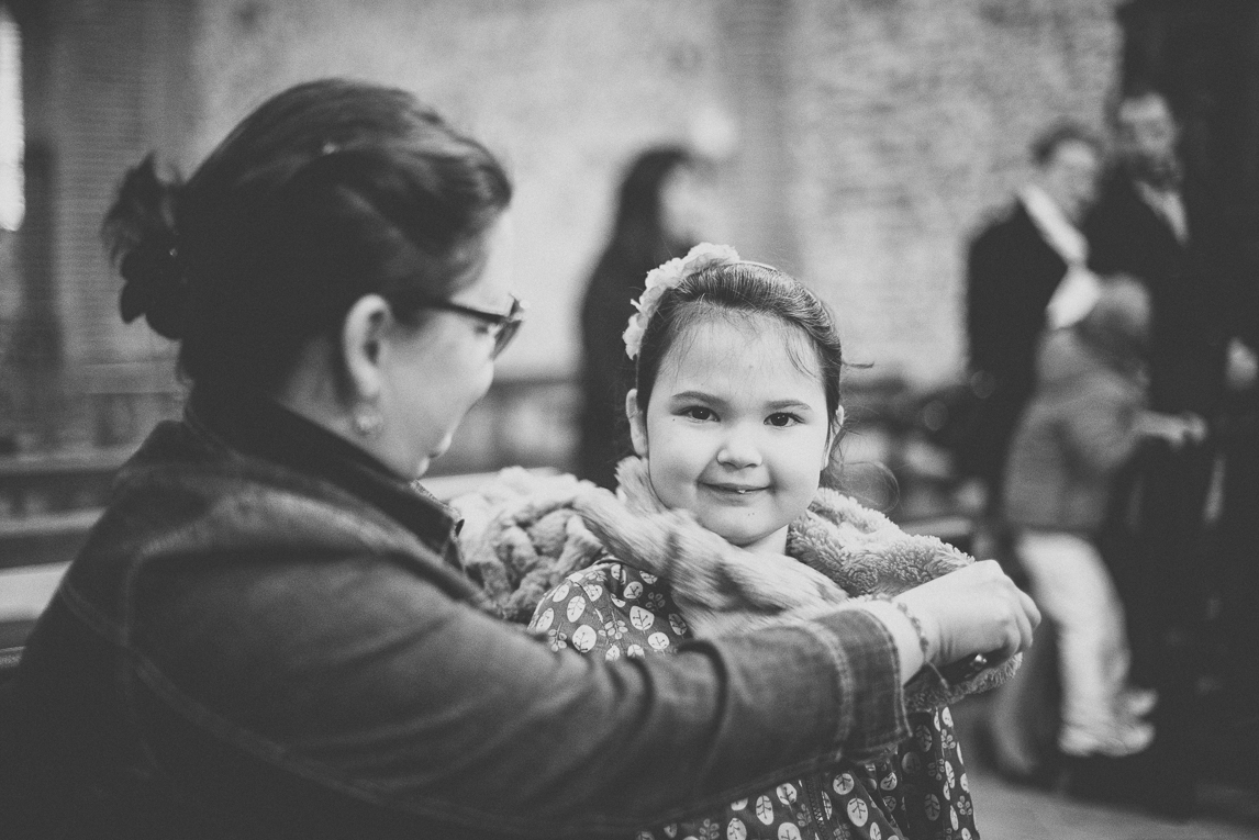 Baptême à Mondavezan - petite fille et maman - Photographe de famille