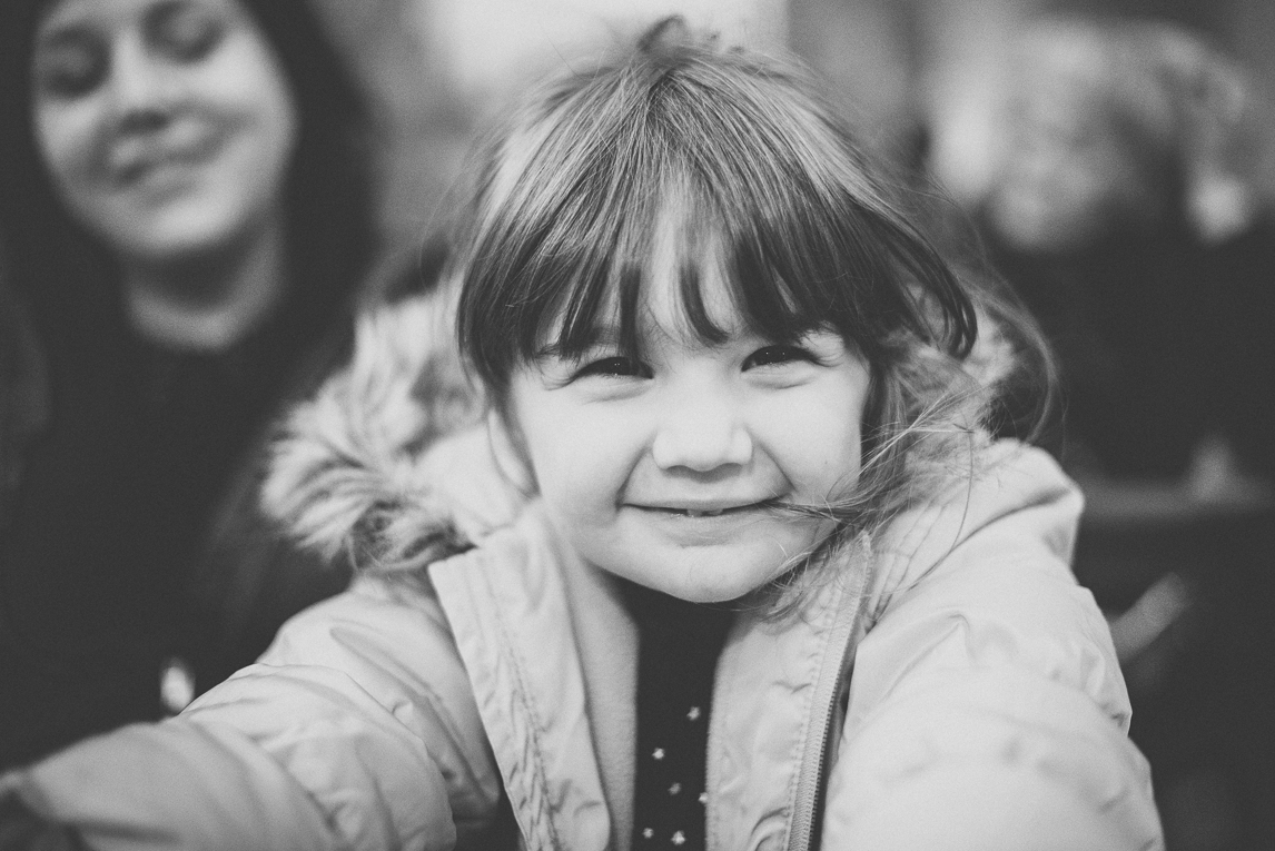 Baptême à Mondavezan - petite fille souriant - Family Photographer