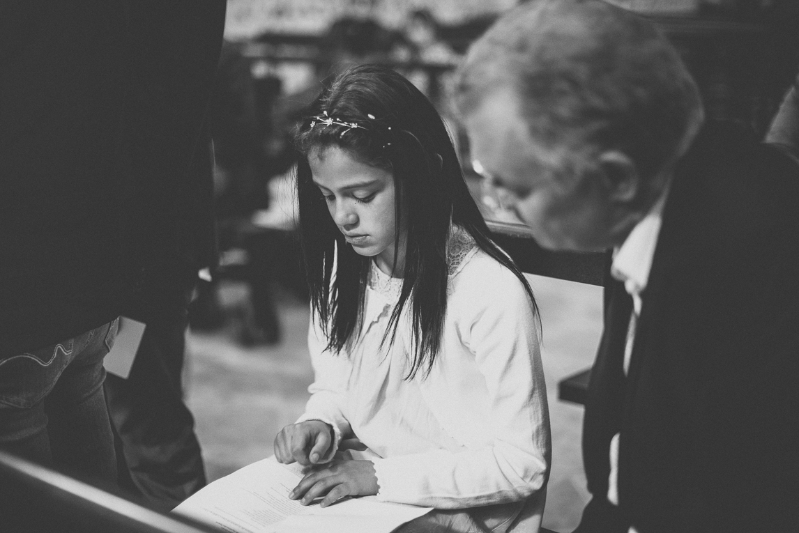 Baptême à Mondavezan - fille lisant - Photographe de famille