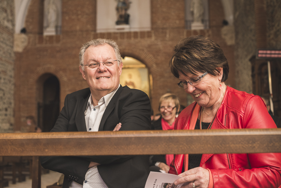 Baptême à Mondavezan - couple assis à l'église - Photographe de famille