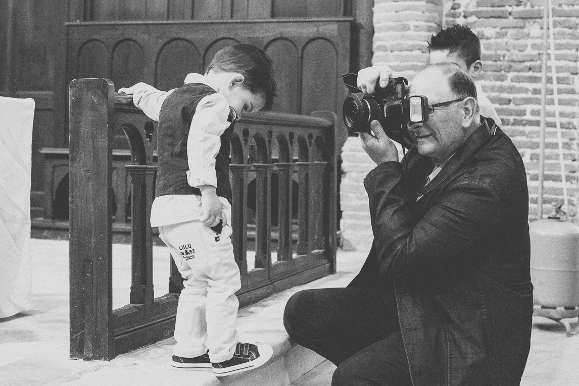 Baptême à Mondavezan - Homme photographiant un petit garçon - Photographe de famille