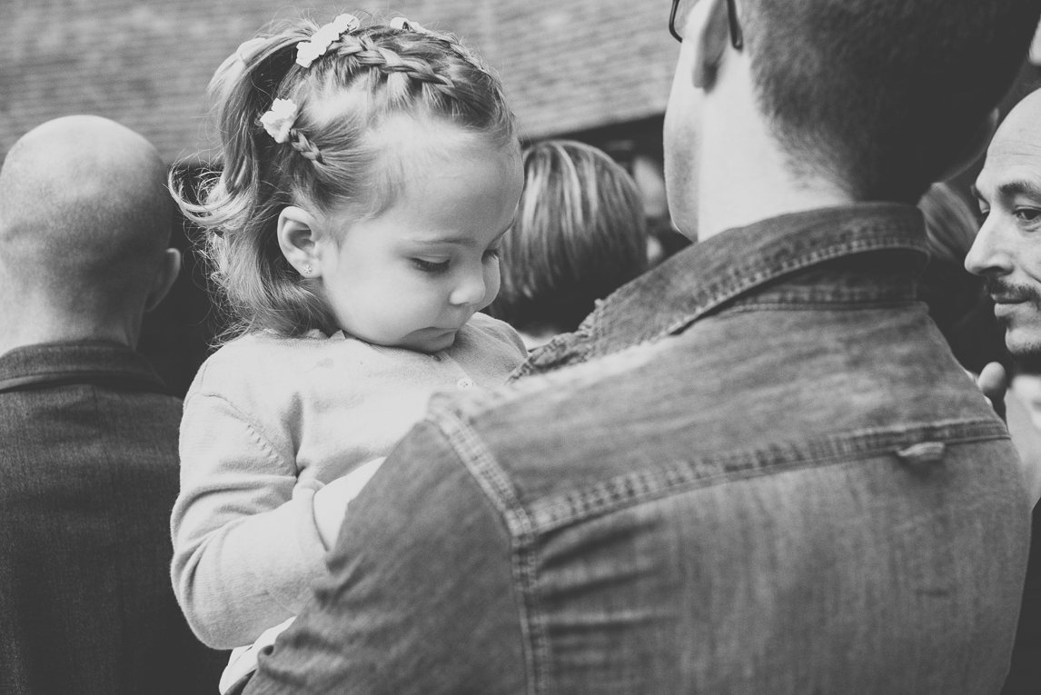 Baptême à Mondavezan - petite fille dans les bras de son papa - Photographe de famille