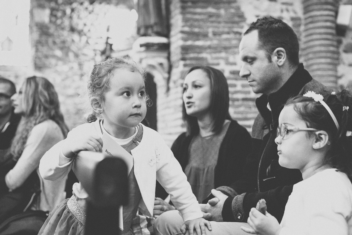 Baptême à Mondavezan - Portrait d'une petite fille - Photographe de famille