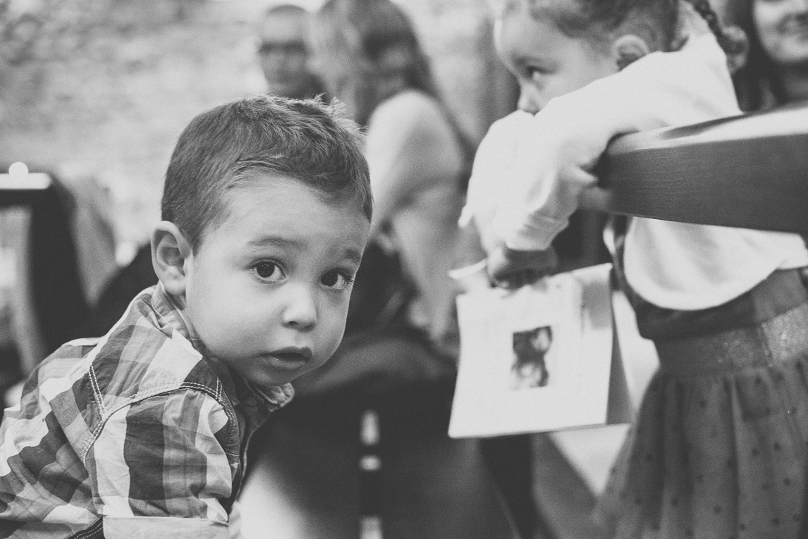 Baptême à Mondavezan - Portrait d'un petit garçon - Photographe de famille