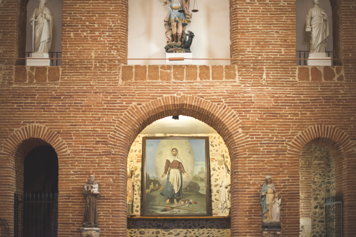 Baptême à Mondavezan - mur d'église et statues - Photographe de famille