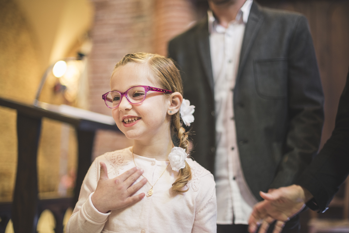 Baptême à Mondavezan - petite fille souriant - Photographe de famille