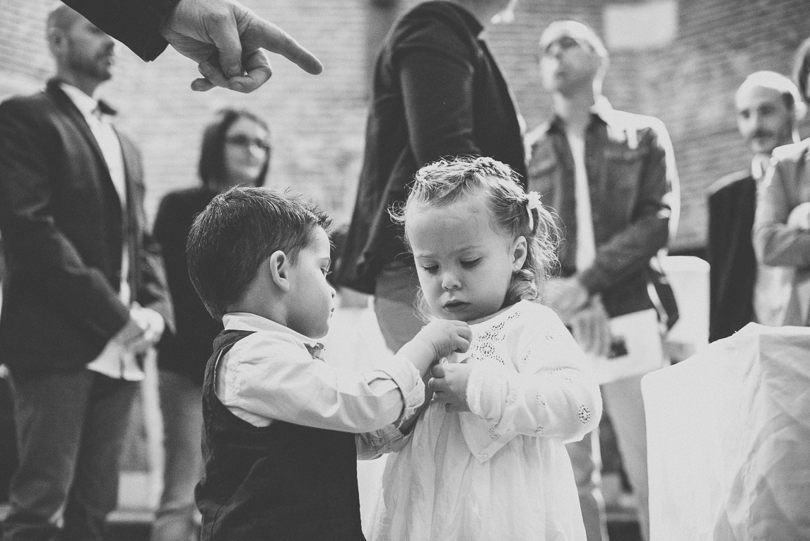 Baptême à Mondavezan - petite fille et petit garçon jouant - Photographe de famille