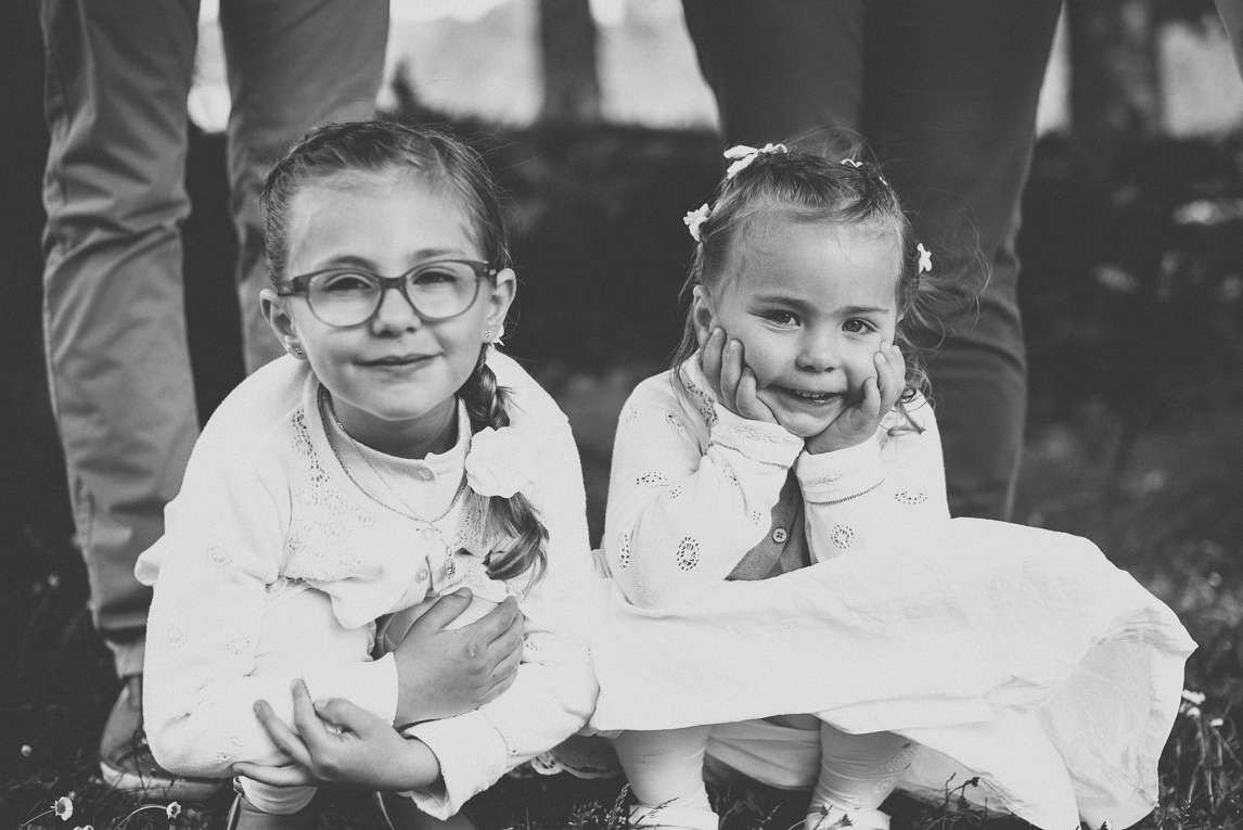 Baptême à Mondavezan - deux petites filles - Photographe de famille