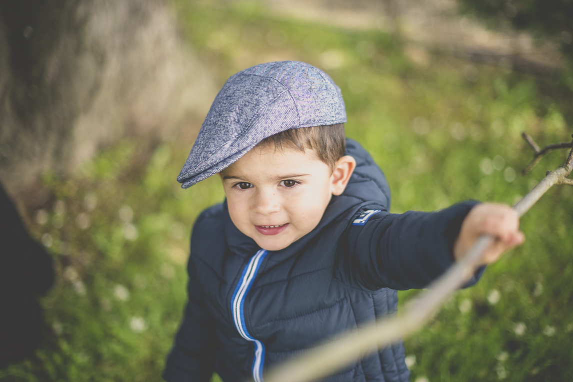 Baptême à Mondavezan - petit garçon jouant avec un bâton - Photographe de famille